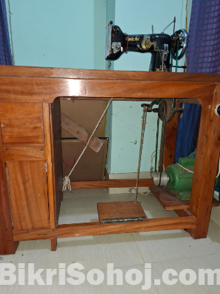 ডেইসি ব্র্যান্ডের একটি সেলাই মেশিন বিক্রি করা হবে